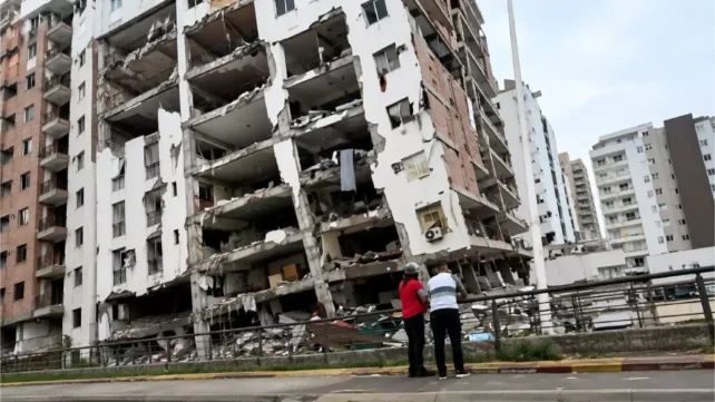 Edificios dañados por los terremotos de magnitud 7,2 y 7,5 en Caracas, Venezuela, el miércoles (24). Foto: ANSA/EPA.